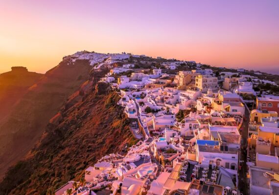 Cu apusuri de poveste si plaje negre vulcanice, Santorini este in topul celor mai frumoase insule grecesti.